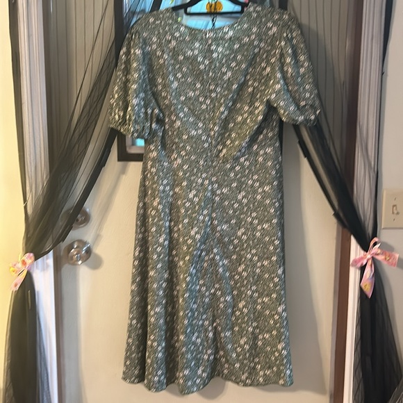 Green Dress with White Flowers - Picture 3 of 5